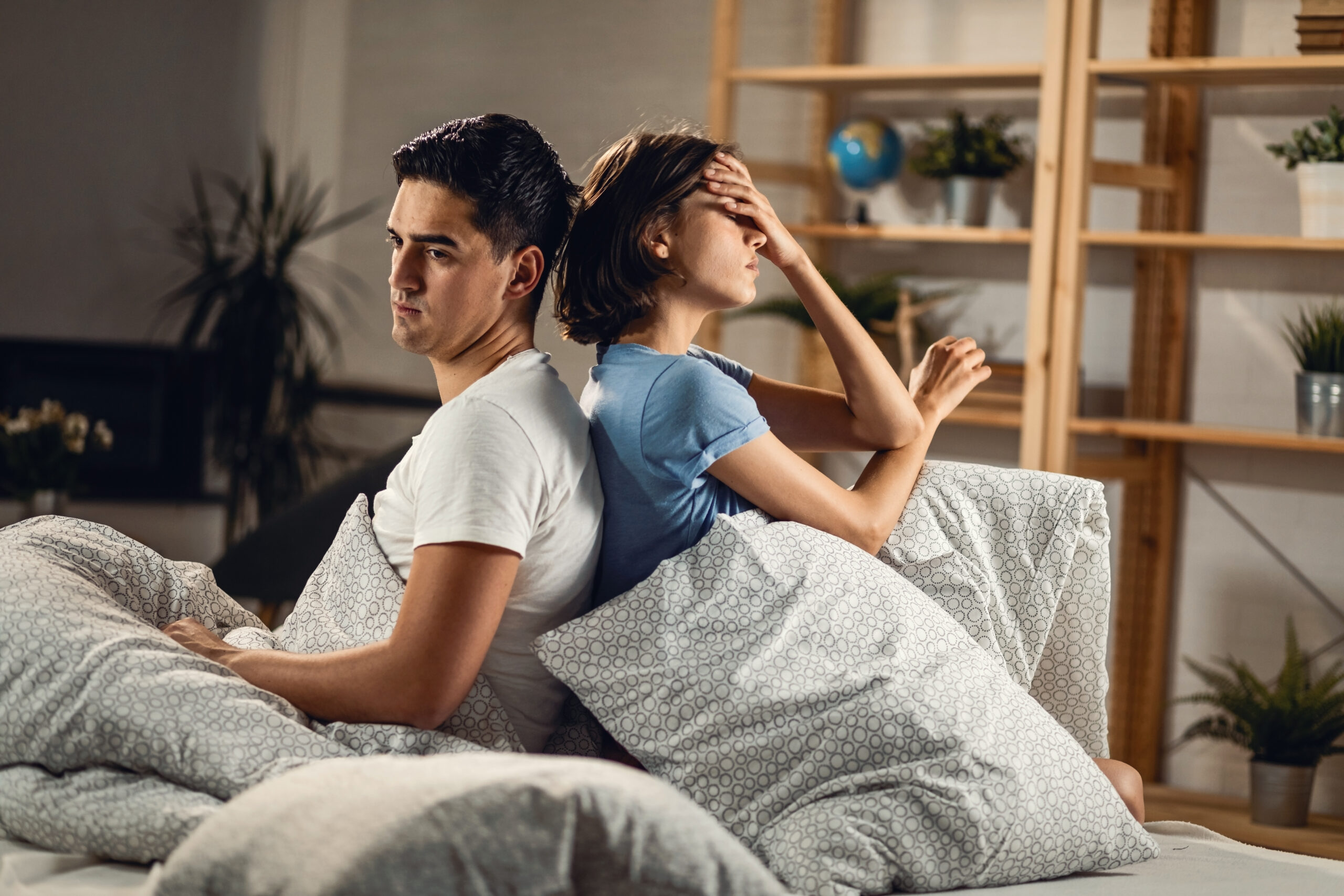 Conformarea sexuală: Ce se întâmplă atunci când acceptăm să facem sex, deși nu prea avem chef Young Sad Couple Ignoring Each Other While Sitting Back Back Bed Scaled